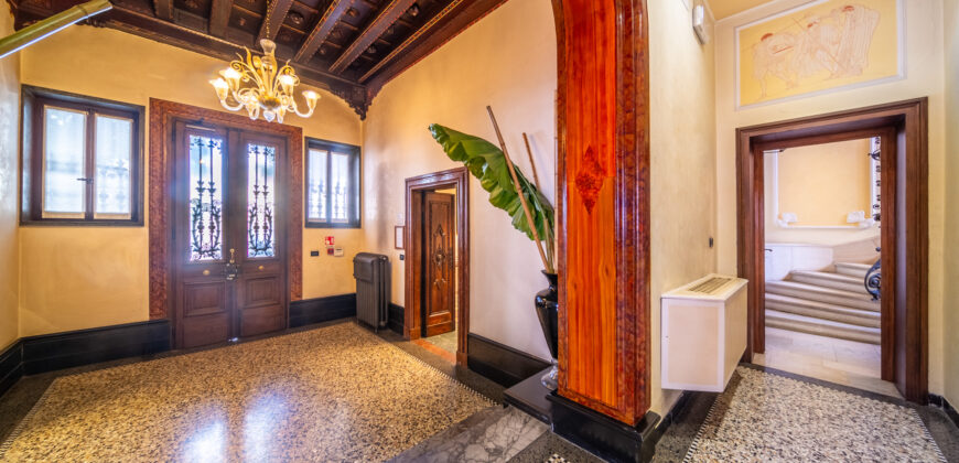 Palazzo Storico Direzionale E Abitazione