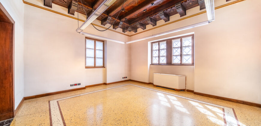 Palazzo Storico Direzionale E Abitazione