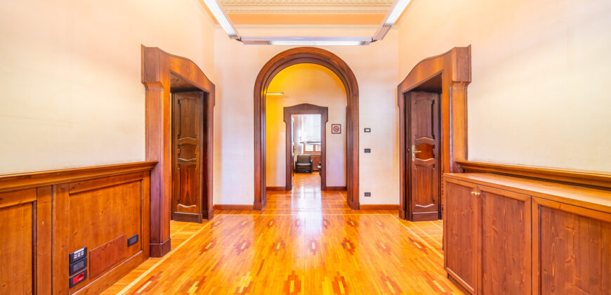 Palazzo Storico Direzionale E Abitazione