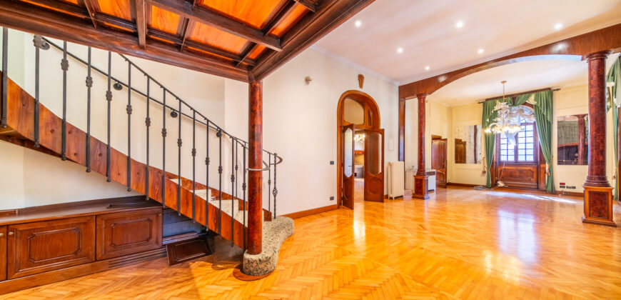 Palazzo Storico Direzionale E Abitazione