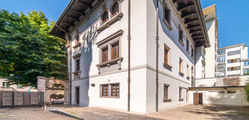 Palazzo Storico Direzionale E Abitazione