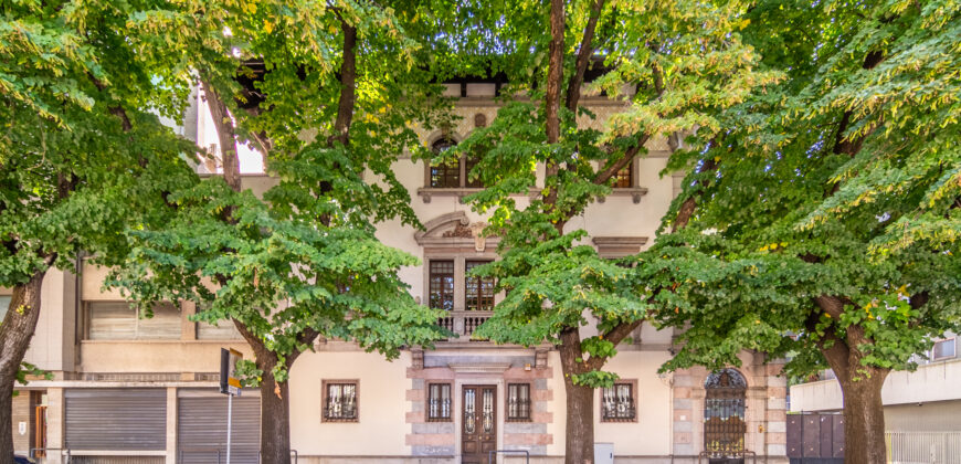 Palazzo Storico Direzionale E Abitazione